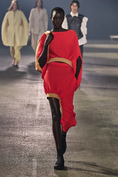Look 16